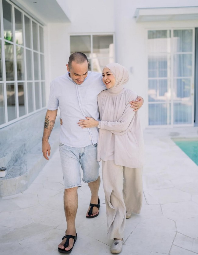 Tak lama setelah menikah, badai menerpa hubungan mereka. Isu perselingkuhan sempat membuat pernikahan itu berada di ujung tanduk. Meski begitu, Gary dan Richa memilih mempertahankan komitmen yang telah dibangun sejak awal. Foto: Instagram/@richaiskak