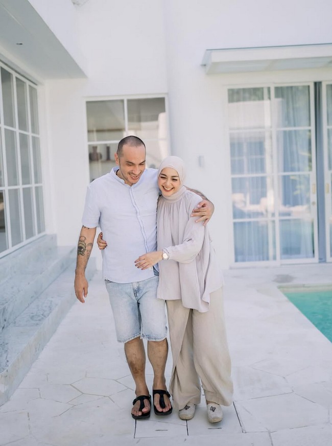 Gary Iskak berpulang di usia 52 tahun, meninggalkan istrinya Richa dan dua anak. Bintang film ’30 Hari Mencari Cinta’ ini dikabarkan tewas dalam kecelakaan motor, Sabtu (29/11/2025). Foto: Instagram/@richaiskak