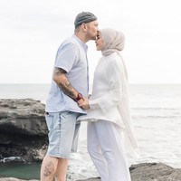 Perbedaan usia yang terpaut 11 tahun tak pernah menjadi hambatan. Gary dan Richa justru saling melengkapi. Keduanya membangun rumah tangga yang hangat dengan cara saling mendukung, baik dalam karier maupun kehidupan pribadi. Foto: Instagram/@richaiskak