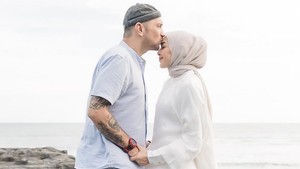 Potret manis Gary dan Richa Novisha ini jadi bukti perjalanan cinta yang tetap kuat meski diterpa banyak badai. Foto: Instagram/@richaiskak