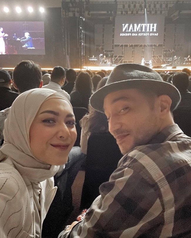 Ujian kembali datang pada 2021 ketika Gary mengalami sakit serius hingga menderita sirosis hati. Selama masa perawatan, Richa selalu berada di sisi suaminya, memberikan dukungan tanpa henti. Kesetiaannya menjadi bukti cinta yang begitu kuat. Foto: Instagram/@richaiskak