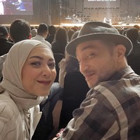 Ujian kembali datang pada 2021 ketika Gary mengalami sakit serius hingga menderita sirosis hati. Selama masa perawatan, Richa selalu berada di sisi suaminya, memberikan dukungan tanpa henti. Kesetiaannya menjadi bukti cinta yang begitu kuat. Foto: Instagram/@richaiskak