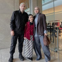 Meski terpaan masalah silih berganti, Gary dan Richa selalu mengutamakan keluarga mereka. Keduanya kerap membagikan momen kebersamaan yang hangat bersama anak-anak. Foto: Instagram/@richaiskak