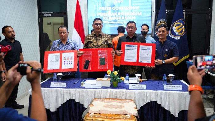 Imigrasi kelas I Palembang merilis WNA asal Pakistan yang melanggar izin tinggal di Sumsel