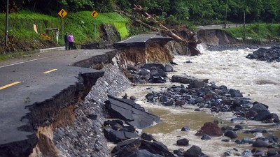 Jalan Padang - Bukittinggi Putus Total Akibat Banjir Bandang dan Longsor