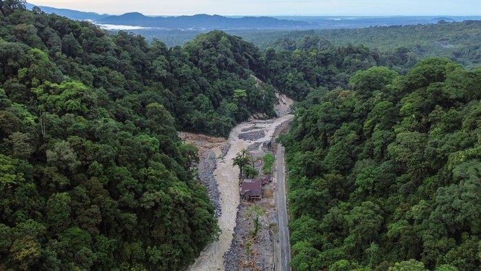 Foto udara longsor menimpa jalan di wilayah Mega Mendung, Lembah Anai, Tanah Datar, Sumatera Barat, Sabtu (29/11/2025). Akses utama jalan nasional Padang-Bukittinggi itu putus total akibat banjir bandang dan longsor pada Kamis (27/11) sehingga pengguna jalan harus memutar jauh melalui Kabupaten Solok. ANTARA FOTO/Iggoy el Fitra/tom.