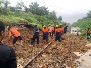 Drama Panjang Evakuasi KA Ceremai yang Terjebak Longsor Berjam-jam