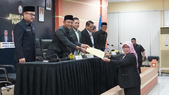 Juru Bicara Banggar DPRD Sulsel Fadriaty menyerahkan laporan hasil pembahasan APBD Sulsel 2026.