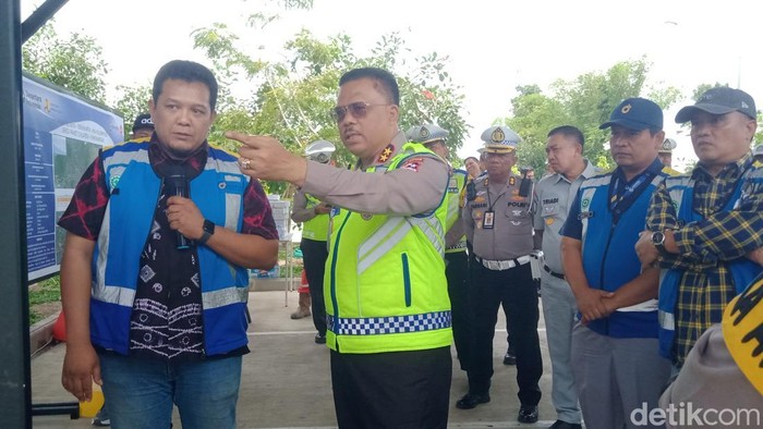 Kakorlantas Irjen Pol Agus Suryo Nugroho mengecek Exit Tol Prambanan, Klaten.