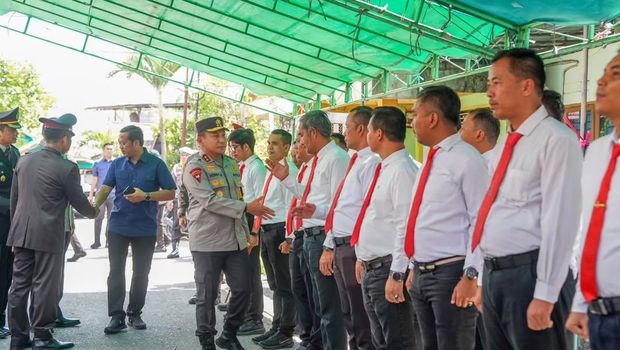Kapolda Riau Irjen Herry Heryawan memberikan penghormatan terakhir untuk Brigadir Tri yang meninggal akibat longsor di Sumbar