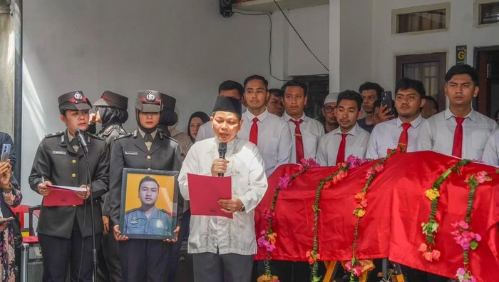 Kapolda Riau Irjen Herry Heryawan memberikan penghormatan terakhir untuk Brigadir Tri yang meninggal akibat longsor di Sumbar