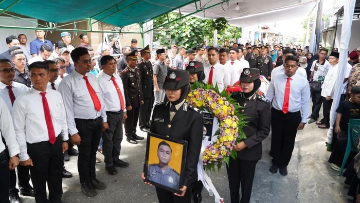 Kapolda Riau Irjen Herry Heryawan memberikan penghormatan terakhir untuk Brigadir Tri yang meninggal akibat longsor di Sumbar