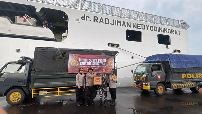 Kapolres Pelabuhan Tanjung Perak, AKBP Wahyu Hidayat, didampingi Wakapolres Kompol Anindita secara simbolik menyerahkan bantuan untuk korban bencana di Sumatera