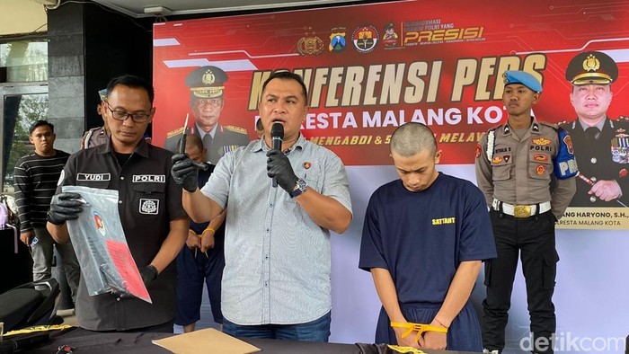 Kasat Reskrim Polresta Malang Kota M Sholeh saat menginterogasi tersangka