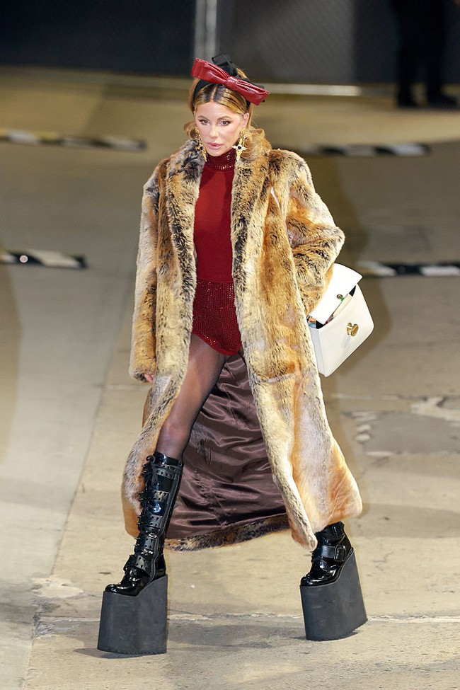 Aktris asal Inggris ini tertangkap kamera memasuki studio di Los Angeles dengan bodysuit merah penuh payet tanpa celana. Foto: GC Images/PG/Bauer-Griffin