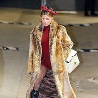 Aktris asal Inggris ini tertangkap kamera memasuki studio di Los Angeles dengan bodysuit merah penuh payet tanpa celana. Foto: GC Images/PG/Bauer-Griffin