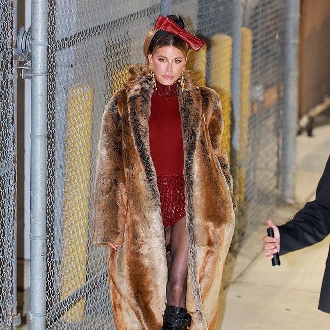 5 Gaya Nyentrik Kate Beckinsale Pakai Boots dengan Sol Setinggi 25 cm