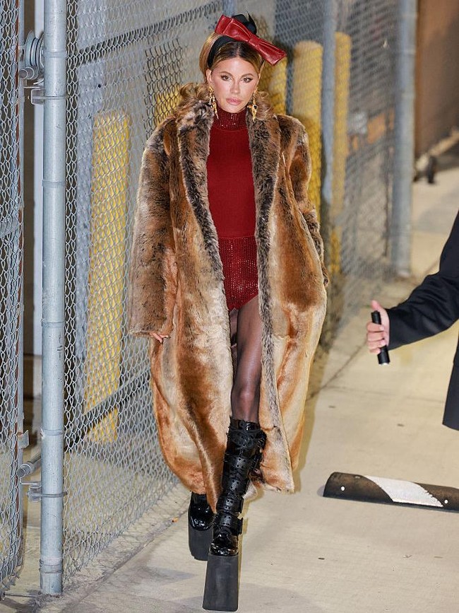 5 Gaya Nyentrik Kate Beckinsale Pakai Boots dengan Sol Setinggi 25 cm