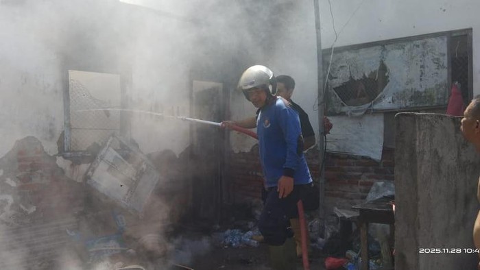 Kebakaran terjadi di Jalan Gajah Mada, Gang I No.11, Kelurahan Astina, pada Jumat (28/11/2025).