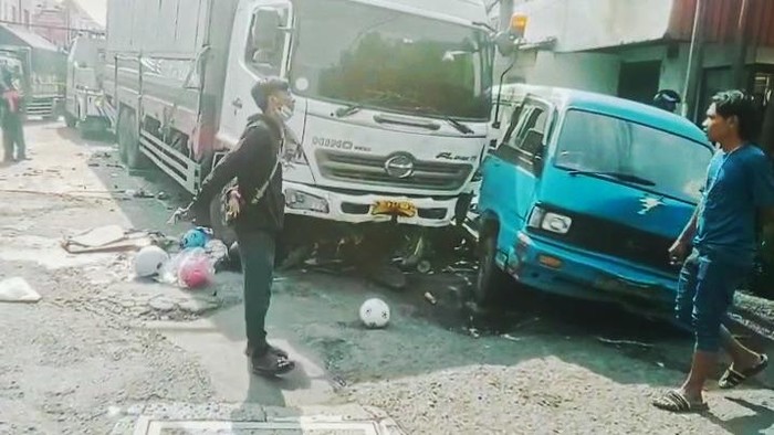 Kecelakaan beruntun di Lampu Merah Dawuan Cikampek, Kabupaten Karawang