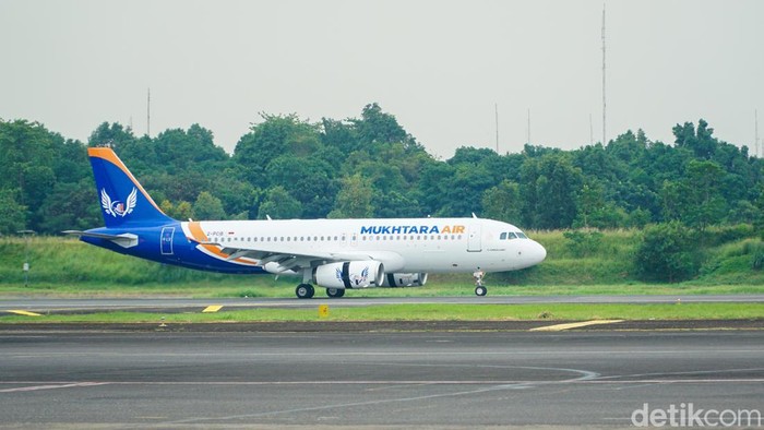Pesawat Airbus A320 Mukhtara Air mendarat di Bandara Halim Perdanakusuma pada Jumat (28/11/2025). Kedatangan ini menjadi bagian dari rangkaian penyambutan armada perdana maskapai.