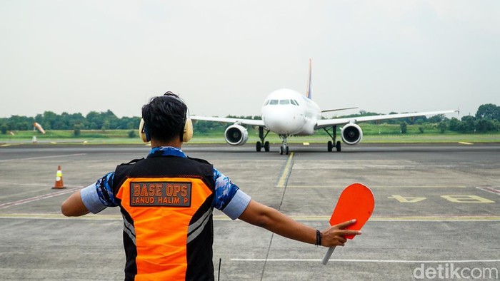 Pesawat Airbus A320 Mukhtara Air mendarat di Bandara Halim Perdanakusuma pada Jumat (28/11/2025). Kedatangan ini menjadi bagian dari rangkaian penyambutan armada perdana maskapai.