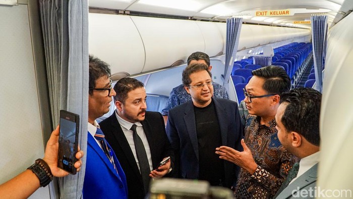 Pesawat Airbus A320 Mukhtara Air mendarat di Bandara Halim Perdanakusuma pada Jumat (28/11/2025). Kedatangan ini menjadi bagian dari rangkaian penyambutan armada perdana maskapai.