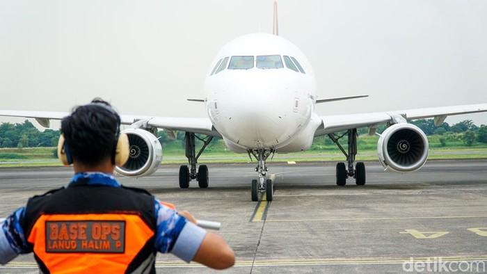 Pesawat Airbus A320 Mukhtara Air mendarat di Bandara Halim Perdanakusuma pada Jumat (28/11/2025). Kedatangan ini menjadi bagian dari rangkaian penyambutan armada perdana maskapai.
