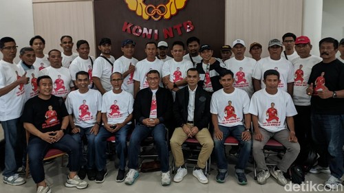 Ketua DPD KNPI NTB Baihaqi resmi mendaftar sebagai calon Ketua Asprov PSSI 2025-2030 di Mataram, Sabtu (29/11/2025). (Foto: Ahmad Viqi/detikBali).