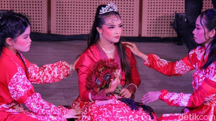 Pelakon dari Masyarakar Kemuning Gading tampil dalam pentas seni bertajuk Cerita Cinta Bunga Matahari dan Rembulan di Galeri Indonesia Kaya, Jakarta, Sabtu (29/11/2025). Pertunjukan tersebut menampilkan kisah cinta Rahwa dan Shinta yang abadi meski tak pernah bersatu.