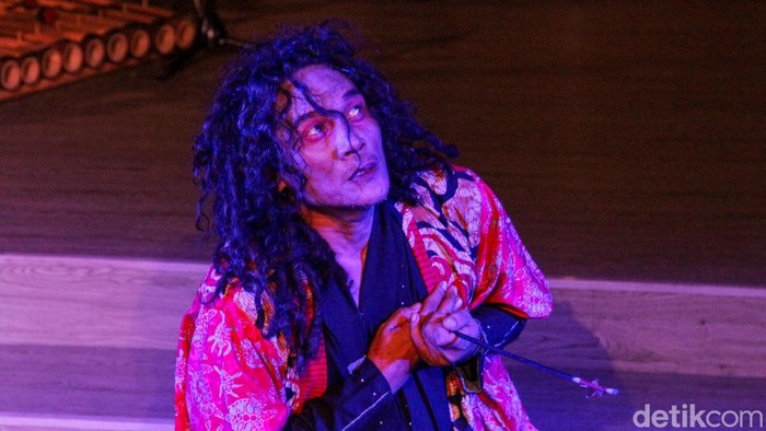 Pelakon dari Masyarakar Kemuning Gading tampil dalam pentas seni bertajuk Cerita Cinta Bunga Matahari dan Rembulan di Galeri Indonesia Kaya, Jakarta, Sabtu (29/11/2025). Pertunjukan tersebut menampilkan kisah cinta Rahwa dan Shinta yang abadi meski tak pernah bersatu.