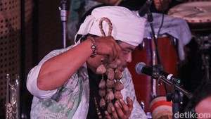 Menampilakan musik tradisional sunda yang digabungkan dengan musik modern tanpa dialog. Mengarahkan penonton melalui alur yang disampaikan lewat bunyi dan gerakan.