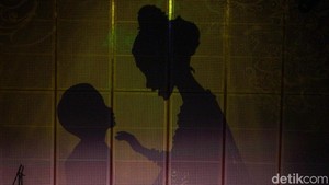 Sedangkan Shinta digambarkan dengan rembulan yang lembut, tenang, tetapi tak bisa dimiliki. Pertunjukan berakhir dengan cahaya teater redup yang menggambarkan cinta abadi yang tidak bisa bersama.