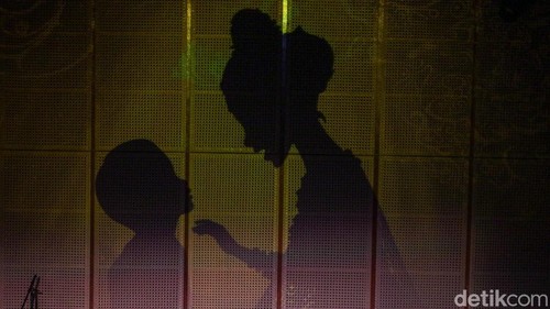 Pelakon dari Masyarakar Kemuning Gading tampil dalam pentas seni bertajuk Cerita Cinta Bunga Matahari dan Rembulan di Galeri Indonesia Kaya, Jakarta, Sabtu (29/11/2025). Pertunjukan tersebut menampilkan kisah cinta Rahwa dan Shinta yang abadi meski tak pernah bersatu.