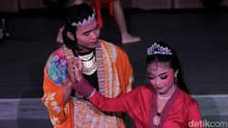 Pertunjukan Cerita Cinta Bunga Matahari dan Rembulan Hidupkan Kisah Rahwana dan Shinta