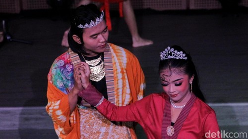 Pelakon dari Masyarakar Kemuning Gading tampil dalam pentas seni bertajuk Cerita Cinta Bunga Matahari dan Rembulan di Galeri Indonesia Kaya, Jakarta, Sabtu (29/11/2025). Pertunjukan tersebut menampilkan kisah cinta Rahwa dan Shinta yang abadi meski tak pernah bersatu.