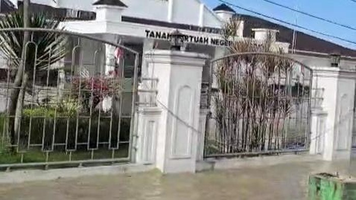 Kompleks Kantor Bupati Sergai banjir. (Foto: Tangkapan layar media sosial)