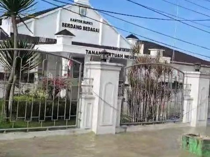 Kompleks Kantor Bupati Sergai banjir. (Foto: Tangkapan layar media sosial)