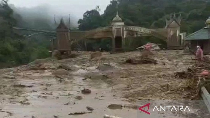 Kondisi jalan dekat gerbang Kota Padang Panjang di kawasan Jembatan Kembar menuju Lembah Anai tertimbun material tanah dan bebatuan dari banjir bandang, Kamis (27/11/2025) siang. ANTARA/HO-PJR Satlantas