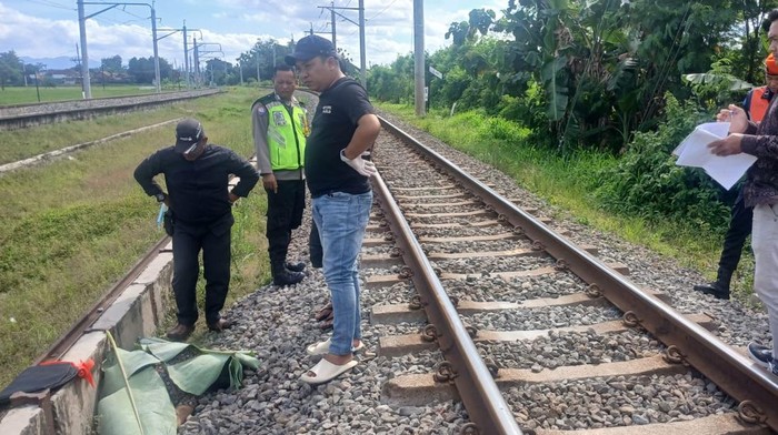 Polsek, relawan Seroja dan warga mengevakuasi korban terserempet KA di Delanggu, Klaten.