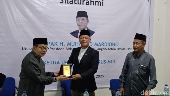Utusan Khusus Bidang Ketahanan Pangan Muhammad Mardiono, saat memberikan cenderamata kepada Ketua MUI NTT, Muhammad Wongso, Sabtu (29/11/2025).