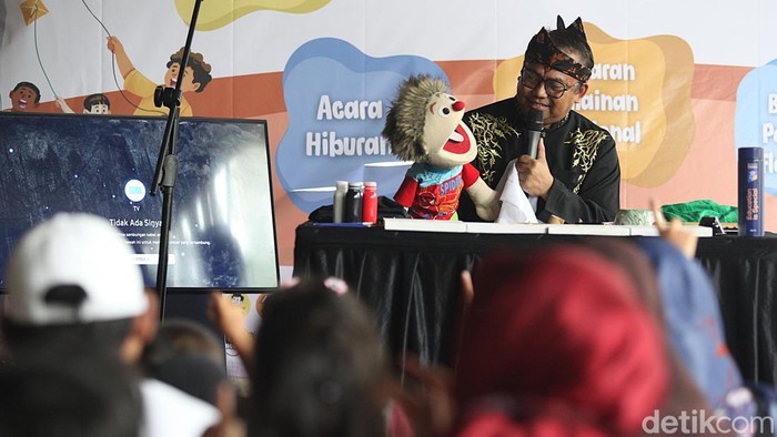 Para peserta melakukan berbagai permainan tradisional dalam 'Festival Bermain Anak 2025' di Taman Ismail Marzuki, Jakarta, Sabtu (29/11/2025). Berbagai permainan anak terlihat seperti rangku alu, mendongeng, dam-daman, bakiak tandem, congklak, lompat tali dan egrang. Selain melestarikan budaya baik, permainan tradisional juga bermanfaat untuk mengembangkan kecerdasan sosial, emosional dan kreativitas; mengembangkan keterampilan motorik halus dan kasar; meningkatkan kemampuan kognitif; meningkatkan kesehatan fisik dan mental hingga biaya yang relatif murah.