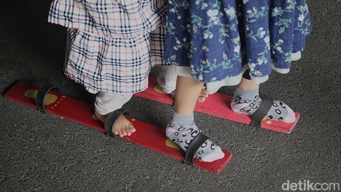 Para peserta melakukan berbagai permainan tradisional dalam 'Festival Bermain Anak 2025' di Taman Ismail Marzuki, Jakarta, Sabtu (29/11/2025). Berbagai permainan anak terlihat seperti rangku alu, mendongeng, dam-daman, bakiak tandem, congklak, lompat tali dan egrang. Selain melestarikan budaya baik, permainan tradisional juga bermanfaat untuk mengembangkan kecerdasan sosial, emosional dan kreativitas; mengembangkan keterampilan motorik halus dan kasar; meningkatkan kemampuan kognitif; meningkatkan kesehatan fisik dan mental hingga biaya yang relatif murah.