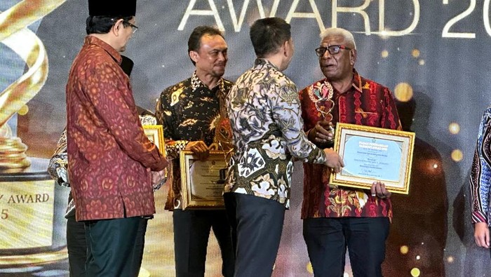 Menag Nasaruddin Umar saat menyerahkan penghargaan Harmony Award 2025, di Jakarta, Jumat (28/11/2025) malam.