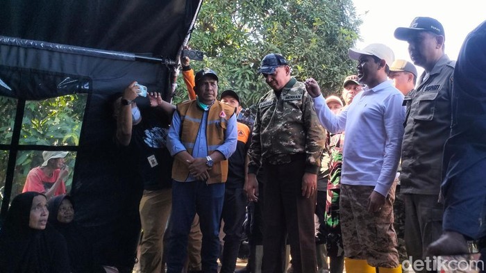 Menhan Sjafrie Sjamsoeddin bersama Mendagri Tito Karnavian meninjau lokasi bencana di sejumlah daerah di Aceh. (Foto: Agus Setyadi/detikSumut).