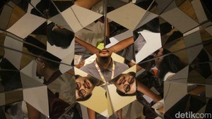 Kalau karya seni instalasi berbentuk teropong ini adalah Kaleidoskop yang ada empat di museum, lihatlah satu per satu dan ada empat bentuk yakni segi empat, segitiga sampai belah ketupat. Foto: Gilang Faturahman/ detikcom