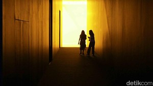 Olafur Eliasson juga mengajak kamu buat main-main dengan warna kuning yang full ada di dalam ruang galeri.  Foto: Gilang Faturahman/ detikcom