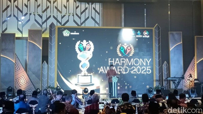 Nasaruddin Umar dalam acara Malam Penganugerahan Harmony Award untuk Pemerintah Daerah dan Forum Kerukunan Umat Beragama (FKUB) Tahun 2025, di Kemayoran, Jakarta Pusat, Jumat (28/11/2025)