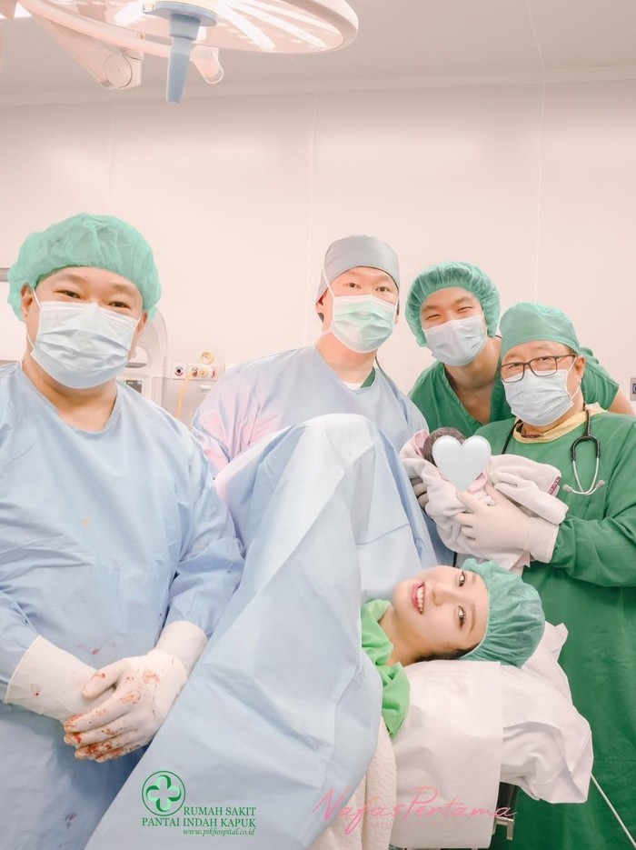 Nita Vior melahirkan anak pertama, jenis kelamin perempuan.