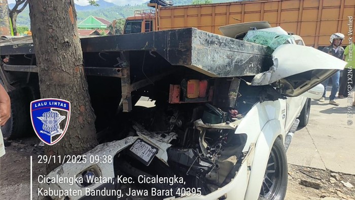 Pajero ringsek usai tabrak tronton